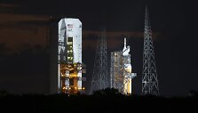 Raketa &bdquo;Delta IV&ldquo; su &bdquo;Orion&ldquo; kapsule prie&scaron; pakilimą.