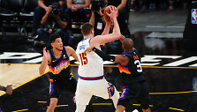 Nikola Jokičius bando pralaužti &bdquo;Suns&ldquo; gynybą