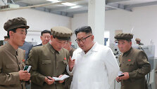 Kim Jong Unas karinių ma&scaron;inių gamykloje
