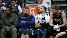 I&scaron; kairės: Malikas Monkas, Jonas Valančiūnas, Zachas LaVine'as, Domantas Sabonis