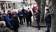 Ketvirtadienį vakare Laisvės alėjos rekonstrukcijai besiruo&scaron;iančių statybos bendrovių atstovai centrinėje miesto gatvėje gyvenantiems kauniečiams ir kavines ar parduotuves valdantiems verslininkams pristatė darbų eigą
