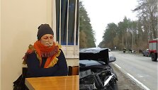 I&scaron;teisintoji J.Jankauskienė ir kito vairuotojo &bdquo;Audi&ldquo; visureigis po avarijos.