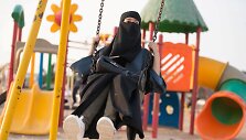 Mergina Saudo Arabijoje supasi ant sūpynių