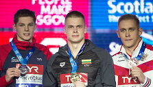 Danas Rap&scaron;ys i&scaron;kovojo auksą 200 m laisvuoju stiliumi. Antras buvo Duncanas Scottas (kairėje), trečias &ndash; rusas Michailas Vekovi&scaron;čevas.