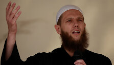 Teismas Vokietijoje nuteisė kalėti žinomą islamistų pamokslininką Sveną Lau