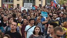 Rusai gatvės protestus papildė ir protesto balsais