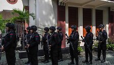 Saugumui užtikrinti Indonezijos policija apsupo teismo rūmus