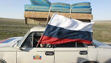 Per automobilio langą i&scaron;ki&scaron;ta Rusijos vėliava 