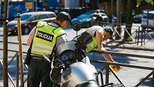 Vilniuje motociklas sankryžoje partrenkė 17-metę