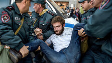 Armėnijos policija sulaikė de&scaron;imtis protestuotojų