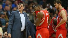 Donatas Motiejūnas su komandos draugais klausosi Kevin'o McHale'o