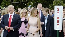 Donaldas Trumpas su žmona Melania Trump ir sūnumi Barronu