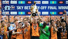 &bdquo;Hull City&ldquo; kapitonas Michaelas Dawsonas kelia į vir&scaron;ų trofėjų