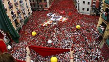 Pamplonoje didžiulė minia pradėjo festivalį su bulių bėgimais.