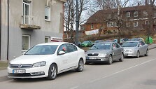 Tel&scaron;ių rajono savivaldybės automobilių stovėjimo aik&scaron;telė nesutalpina norinčių pasistatyti transporto priemonę ir susitvarkyti reikalus valdi&scaron;koje įstaigoje.