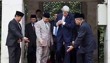 JAV valstybės sekretorius Johnas Kerry į mečetę įėjo nusiavęs batus.