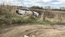 Pirminiais duomenimis automobiliu po privačią pievą galėjo būti chuligani&scaron;kai važinėta.