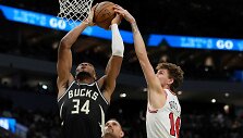 Matas Buzelis ir Giannis Antetokounmpo 