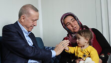 Turkijos prezidentas Recepas Tayyipas Erdoganas su žemės drebėjimo aukomis