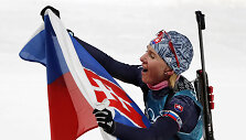 Anastasija Kuzmina laimėjo olimpinį aukso medalį biatlono bendro starto rungtyje.
