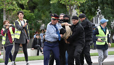 Kazachstane sulaikyti per 100 aktyvistų, raginusių protestuoti prie&scaron; naują valdžią