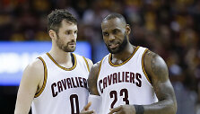 Kevinas Love ir LeBronas Jamesas