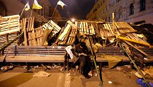 Protestuotojas skaito knygą Kijevo centre