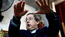 Argentiniečiai &bdquo;egzorcizmo mokykloje&ldquo; grumiasi su demonais