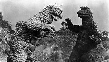 Haruo Nakajima (de&scaron;inėje) su Godzilos kostiumu filme &bdquo;Godzilos ker&scaron;tas&ldquo; (1969 m.)