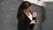 Moteris su i&scaron;maniuoju telefonu
