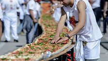 Neapolyje i&scaron;kepta 2 km ilgio pica