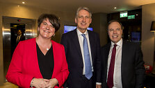  &Scaron;iaurės Airijos Demokratinės junionistų partijos vadovė Arlene Foster (kairėje)