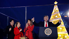 D.Trumpas pirmą kartą įžiebė pagrindinę &scaron;alies Kalėdų eglę. 