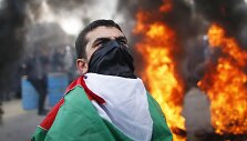 Sausio 28 diena. Palestiniečiai protestavo dėl JT sprendimo nei&scaron;mokėti jiems pinigų, kurie būtų skirti sugriautiems namams atstatyti