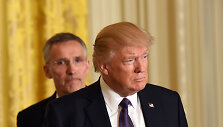 D.Trumpas ir J.Stoltenbergas Baltuosiuose rūmuose