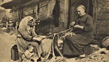 Kur&scaron;ių nerijos moterys ado tinklus. XX a. 4-asis de&scaron;imtmetis. Fotografas nežinomas. Lietuvos jūrų muziejaus rinkinys.