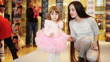 Ilgiausių plaukų savininkė Julija Aleksejeva su dukra Nikol