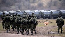 Rusijos kariai prie karinės bazės Perevalnoje, Kryme.