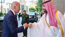 Joe Bidenas su Saudo Arabijos princu Mohammedu bin Salmanu pasisveikino susimu&scaron;damas kum&scaron;čiais