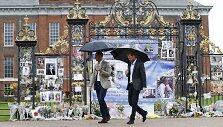 Princas Williamas ir princas Harry prie Kensingtono rūmų vartų, paskendusių gėlėse