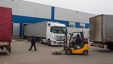 Krovinys perkrautas į vilkiką su rusi&scaron;kais numeriais.