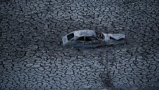 Automobilis ant i&scaron;džiūvusio Almadeno tvenkinio dugno