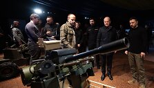 Olafas Scholzas ir Volodymyras Zelenskis apžiūri dronus ir kitas gynybos sistemas