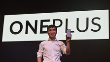 &bdquo;OnePlus&ldquo; vadovas Pete'as Lau pristatinėja &bdquo;OnePlus 5&ldquo; telefonus