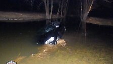 Vogtu automobiliu nuo policijos sprukęs kaunietis įlėkė į upelį
