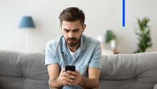 Telefonu besinaudojantis vyras