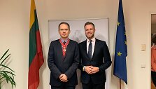 Užsienio reikalų ministras Gabrielius Landsbergis vizito Vienoje metu Lietuvos diplomatijos žvaigžde apdovanojo &bdquo;Bellingcat&ldquo; vykdomajį direktorių Christo Grozevą