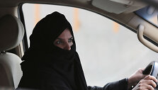 Saudo arabė už automobilio vairo 