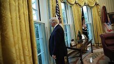 Donaldas Trumpas žiūri pro langą
