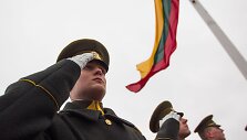 Gedimino pilies bok&scaron;te i&scaron;kelta Lietuvos vėliava